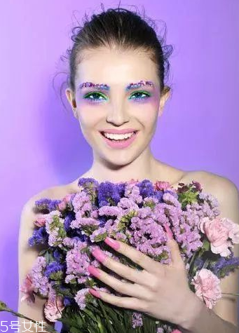 紫色妝容怎么畫 紫色妝容講解 紫色妝容怎么畫 紫色妝容講解