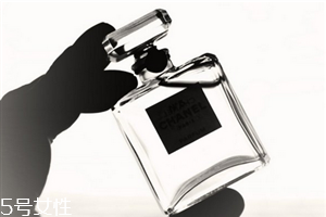 如何根據(jù)年齡氣質(zhì)挑選香水 最受女性歡迎的香水品牌 如何根據(jù)年齡氣質(zhì)挑選香水 最受女性歡迎的香水品牌