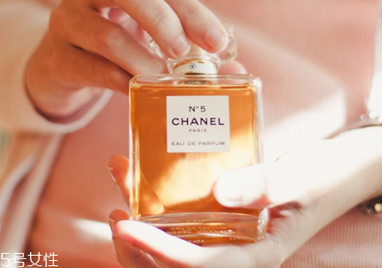 秋天適合什么味的香水 適合秋天用的香水推薦 秋天適合什么味的香水 適合秋天用的香水推薦