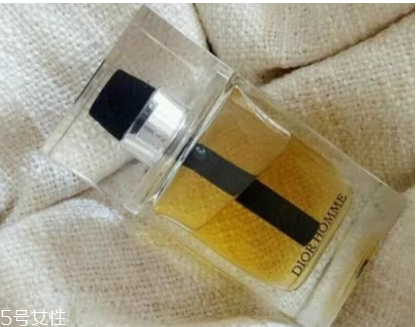 男生用什么香水比較好 男士香水選購(gòu)小技巧 男生用什么香水比較好 男士香水選購(gòu)小技巧