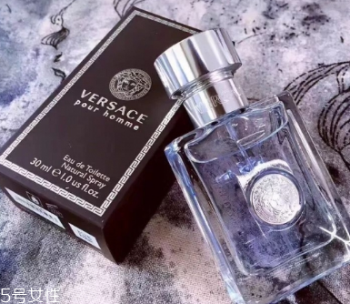 男生用什么香水比較好 男士香水選購(gòu)小技巧 男生用什么香水比較好 男士香水選購(gòu)小技巧