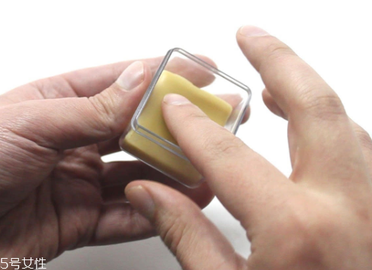 止汗劑和體香膏什么區(qū)別 止汗劑和體香膏哪個(gè)好 止汗劑和體香膏什么區(qū)別 止汗劑和體香膏哪個(gè)好