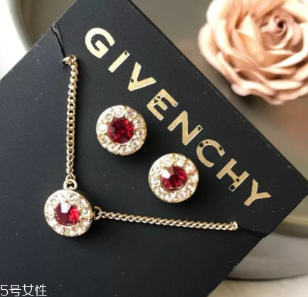 紀(jì)梵希項鏈?zhǔn)鞘裁床馁|(zhì)？紀(jì)梵希項鏈材質(zhì)介紹