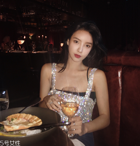 夏天穿什么樣的露肩裝好看？今夏最流行的露肩裝推薦