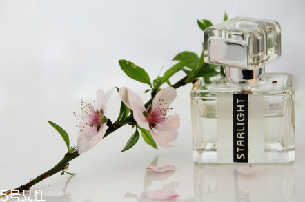 加濕器中能放香水嗎 加濕器中不能放什么 加濕器中能放香水嗎 加濕器中不能放什么