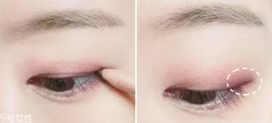 簡單日常淡妝怎么畫好看 香檳色日常眼影的畫法圖解 簡單日常淡妝怎么畫好看 香檳色日常眼影的畫法圖解