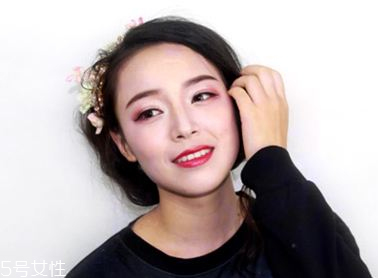 綠色眼影怎么畫好看 綠色眼妝的畫法教程圖解 綠色眼影怎么畫好看 綠色眼妝的畫法教程圖解