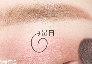 簡單日常淡妝怎么畫好看 香檳色日常眼影的畫法圖解 簡單日常淡妝怎么畫好看 香檳色日常眼影的畫法圖解