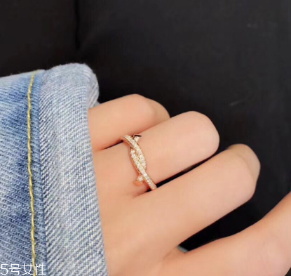 戒指可以戴食指嗎？戒指能不能戴在食指上？