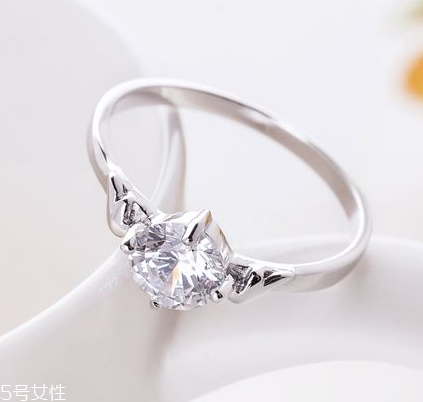 戒指會(huì)越戴越松嗎？戒指會(huì)不會(huì)越戴越大？