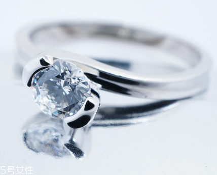 戒指會(huì)越戴越松嗎？戒指會(huì)不會(huì)越戴越大？