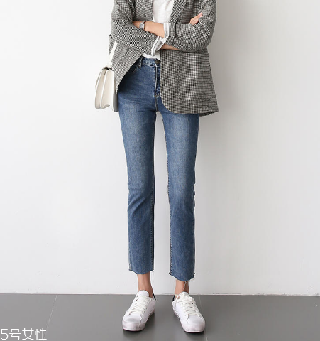 夏天穿什么樣的牛仔褲顯瘦？夏天適合穿什么牛仔褲