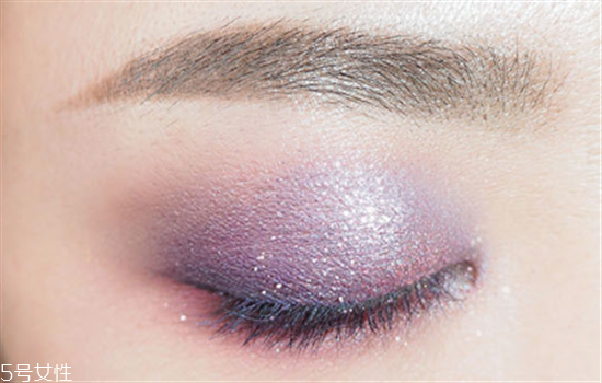 夜店眼妝教程圖片 紫色系眼妝畫(huà)法步驟教程 夜店眼妝教程圖片 紫色系眼妝畫(huà)法步驟教程