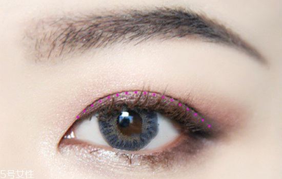 夜店眼妝教程圖片 紫色系眼妝畫(huà)法步驟教程 夜店眼妝教程圖片 紫色系眼妝畫(huà)法步驟教程
