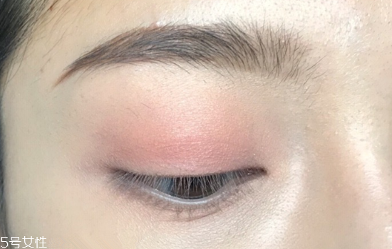 夜店眼妝教程圖片 紫色系眼妝畫(huà)法步驟教程 夜店眼妝教程圖片 紫色系眼妝畫(huà)法步驟教程