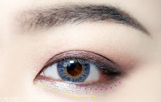 夜店眼妝教程圖片 紫色系眼妝畫(huà)法步驟教程 夜店眼妝教程圖片 紫色系眼妝畫(huà)法步驟教程