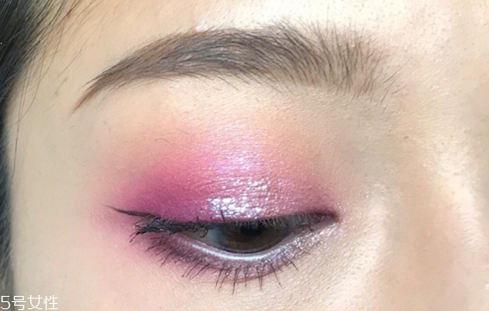 夜店眼妝教程圖片 紫色系眼妝畫(huà)法步驟教程 夜店眼妝教程圖片 紫色系眼妝畫(huà)法步驟教程