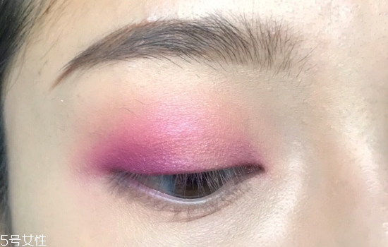 夜店眼妝教程圖片 紫色系眼妝畫(huà)法步驟教程 夜店眼妝教程圖片 紫色系眼妝畫(huà)法步驟教程