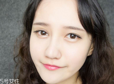 簡單日常淡妝怎么畫好看 香檳色日常眼影的畫法圖解 簡單日常淡妝怎么畫好看 香檳色日常眼影的畫法圖解