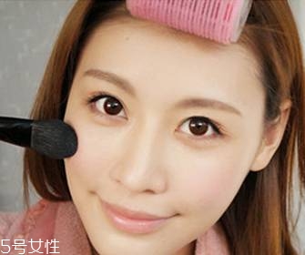 簡單日常淡妝怎么畫好看 香檳色日常眼影的畫法圖解 簡單日常淡妝怎么畫好看 香檳色日常眼影的畫法圖解