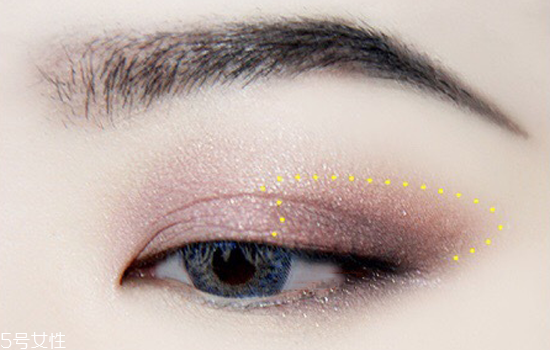 夜店眼妝教程圖片 紫色系眼妝畫(huà)法步驟教程 夜店眼妝教程圖片 紫色系眼妝畫(huà)法步驟教程