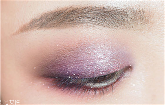 夜店眼妝教程圖片 紫色系眼妝畫(huà)法步驟教程 夜店眼妝教程圖片 紫色系眼妝畫(huà)法步驟教程