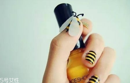 黃色條紋美甲教程 黃色系條紋美甲款式大全 黃色條紋美甲教程 黃色系條紋美甲款式大全