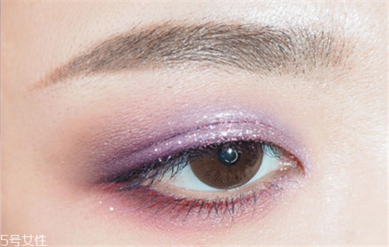 夜店眼妝教程圖片 紫色系眼妝畫(huà)法步驟教程 夜店眼妝教程圖片 紫色系眼妝畫(huà)法步驟教程