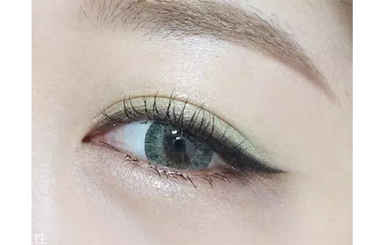 綠色眼影怎么畫好看 綠色眼妝的畫法教程圖解 綠色眼影怎么畫好看 綠色眼妝的畫法教程圖解