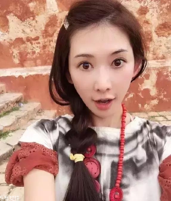 菠蘿辮自己怎么編好看 菠蘿辮自己編發(fā)方法 菠蘿辮自己怎么編好看 菠蘿辮自己編發(fā)方法