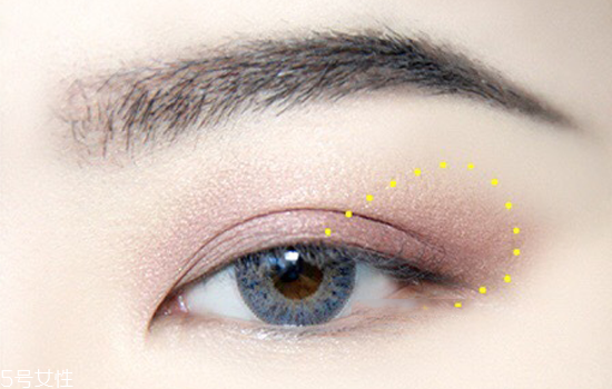 夜店眼妝教程圖片 紫色系眼妝畫(huà)法步驟教程 夜店眼妝教程圖片 紫色系眼妝畫(huà)法步驟教程