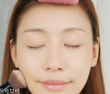 簡單日常淡妝怎么畫好看 香檳色日常眼影的畫法圖解 簡單日常淡妝怎么畫好看 香檳色日常眼影的畫法圖解