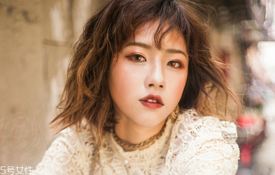 金色眼妝怎么畫好看 夏日混血妝妝容教程圖解 金色眼妝怎么畫好看 夏日混血妝妝容教程圖解