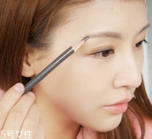 簡單日常淡妝怎么畫好看 香檳色日常眼影的畫法圖解 簡單日常淡妝怎么畫好看 香檳色日常眼影的畫法圖解