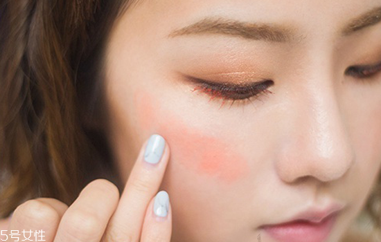 金色眼妝怎么畫好看 夏日混血妝妝容教程圖解 金色眼妝怎么畫好看 夏日混血妝妝容教程圖解