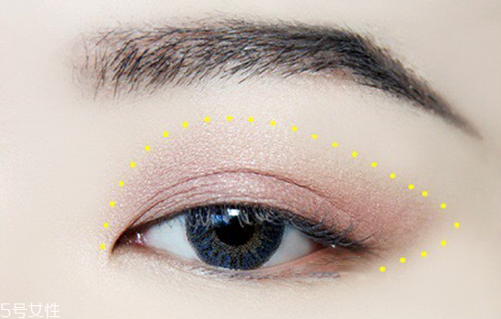 夜店眼妝教程圖片 紫色系眼妝畫(huà)法步驟教程 夜店眼妝教程圖片 紫色系眼妝畫(huà)法步驟教程