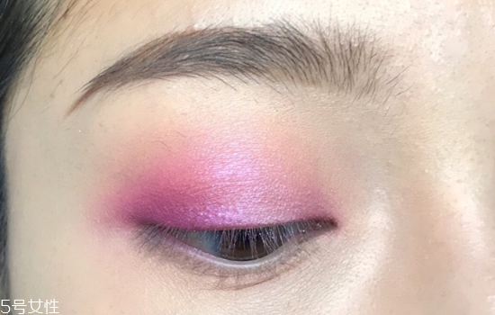夜店眼妝教程圖片 紫色系眼妝畫(huà)法步驟教程 夜店眼妝教程圖片 紫色系眼妝畫(huà)法步驟教程