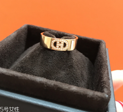 戒指為什么要戴在無名指上？戒指戴在無名指的含義