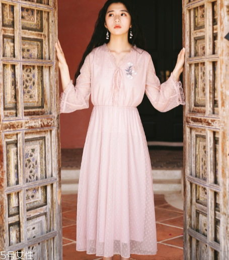 網(wǎng)紗連衣裙怎么搭配？網(wǎng)紗連衣裙搭配圖片