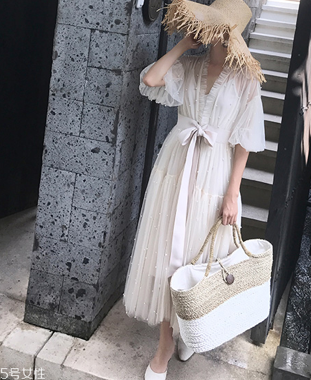網(wǎng)紗連衣裙怎么搭配？網(wǎng)紗連衣裙搭配圖片
