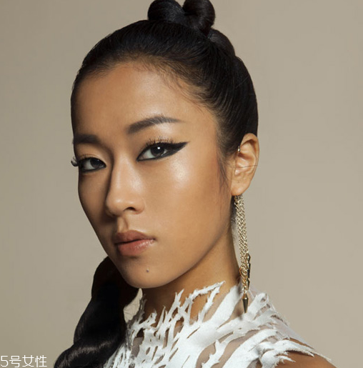 藕粉色眼影配什么口紅 藕粉色日常眼妝教程 藕粉色眼影配什么口紅 藕粉色日常眼妝教程