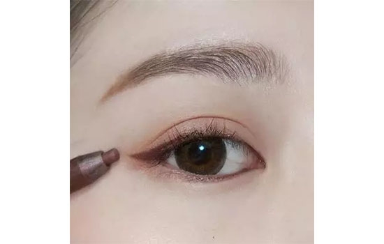 淡妝眼影顏色搭配法 2018最流行淡妝化妝步驟 淡妝眼影顏色搭配法 2018最流行淡妝化妝步驟