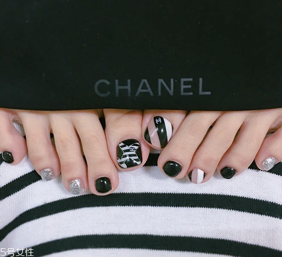 夏季腳部個(gè)性美甲圖片大全 最新腳指甲款式圖片2022 夏季腳部個(gè)性美甲圖片大全 最新腳指甲款式圖片2022
