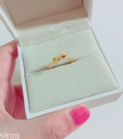 戒指應(yīng)該戴在哪個手上？戒指戴左手還是右手