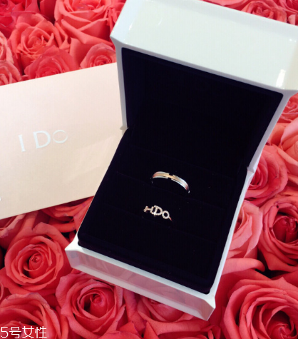 戒指上刻什么字好？戒指上一般刻什么字