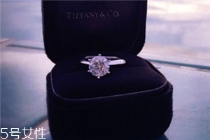 戒指上刻什么字好？戒指上一般刻什么字