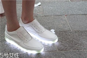 simulation發(fā)光鞋多少錢？simulation發(fā)光鞋正品價格