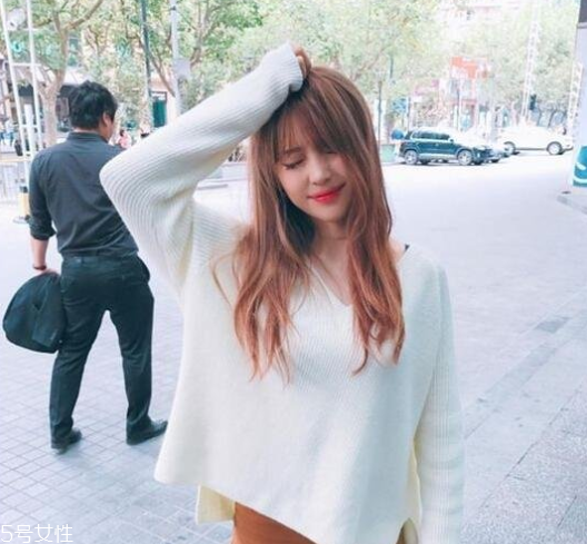 楓葉紅發(fā)色顯黑嗎 楓葉紅發(fā)色適合人群 楓葉紅發(fā)色顯黑嗎 楓葉紅發(fā)色適合人群