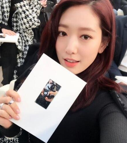 楓葉紅發(fā)色顯黑嗎 楓葉紅發(fā)色適合人群 楓葉紅發(fā)色顯黑嗎 楓葉紅發(fā)色適合人群