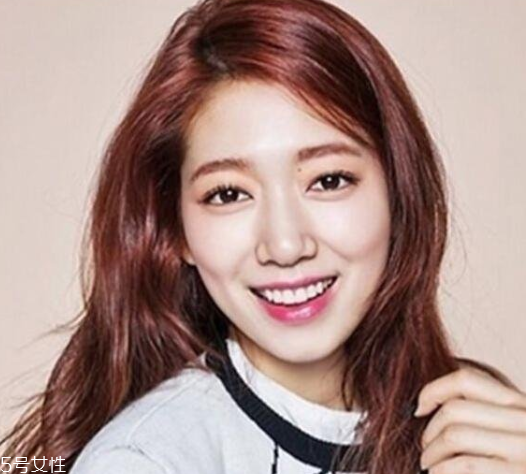 楓葉紅發(fā)色顯黑嗎 楓葉紅發(fā)色適合人群 楓葉紅發(fā)色顯黑嗎 楓葉紅發(fā)色適合人群